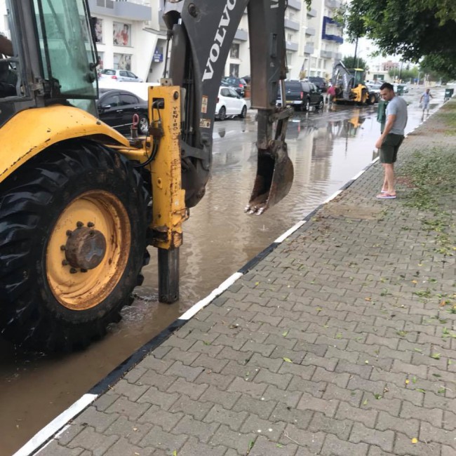 Yeniboğaziçi ve köy yerlerinde anı bastıran yağmur dolu sonrası oluşan su birikintilerine Yeniboğaziçi Belediyesi ekipleri müdehale ediyor.